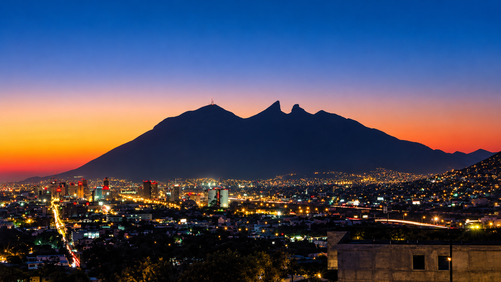 Cerro de la Silla al atardecer sobre las luces de Monterrey