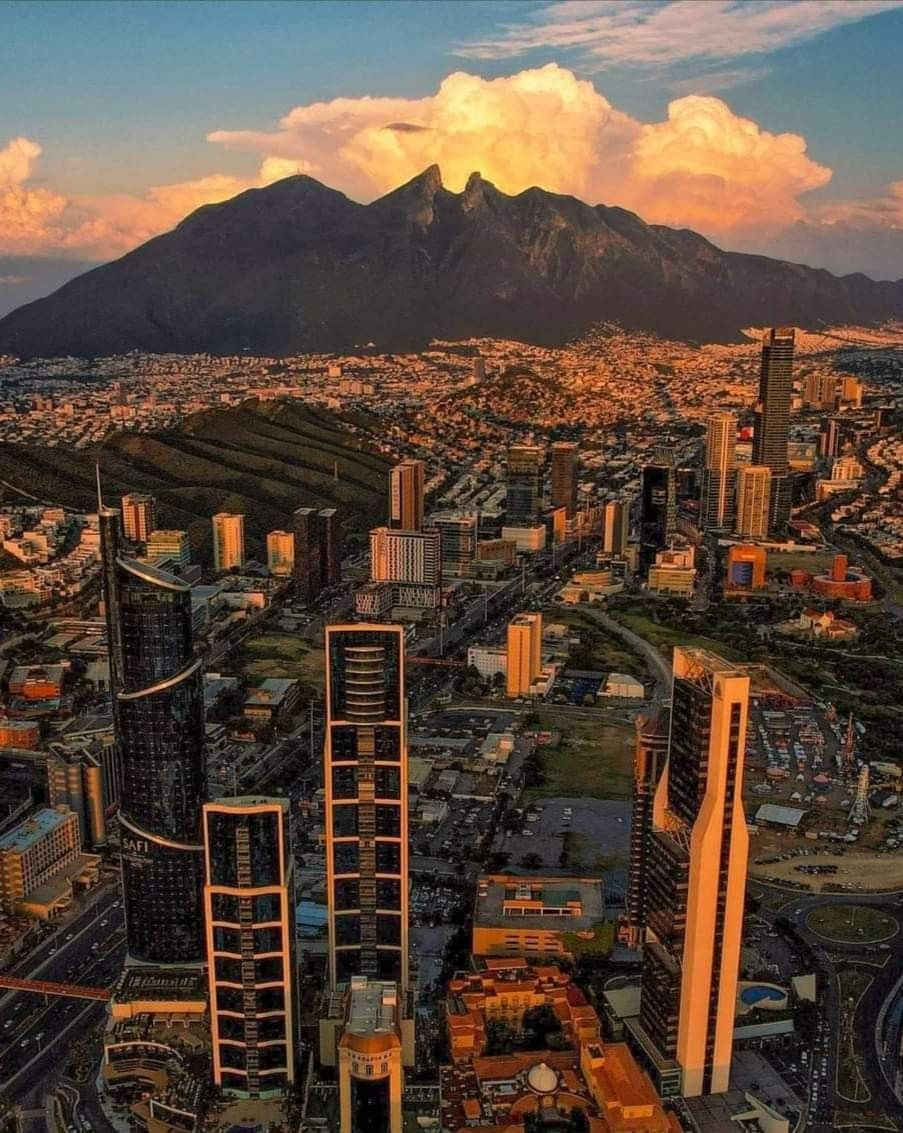 Vista urbana de Monterrey con el Cerro de la Silla al atardecer